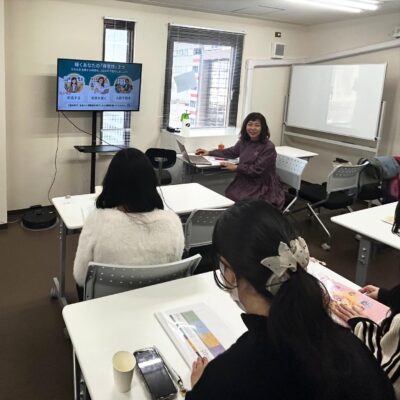 女性講師による研修のイメージ